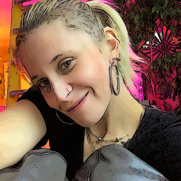 Meet your Posher, Katie - Picture 1 of 5